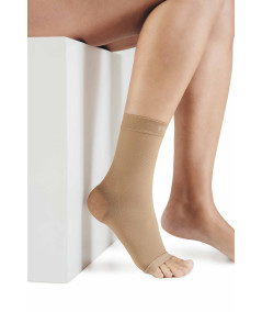 Ankle support with heel reinforcement