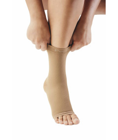 Ankle support with heel reinforcement